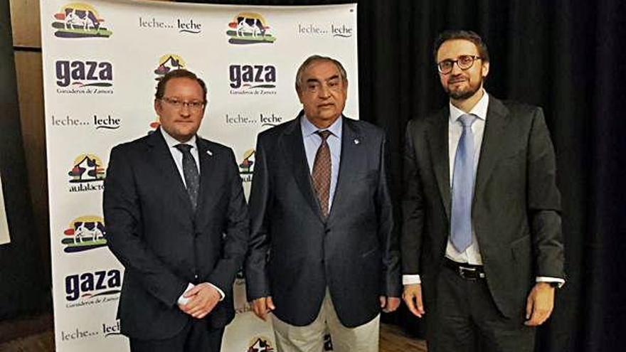 Ignacio Quintanilla, José Manuel Martínez y José Antonio Fuertes, a la entrada de la mesa redonda.