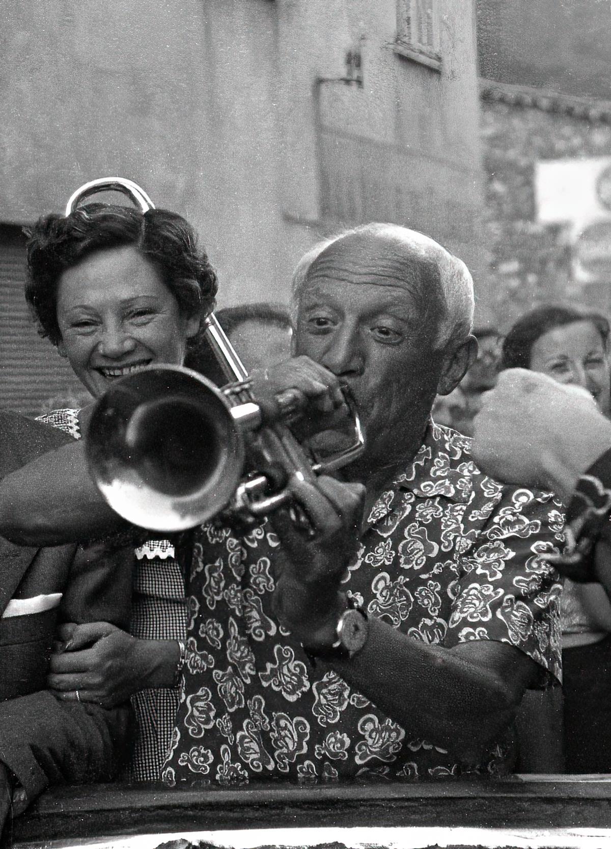 Picasso, tocando la trompeta