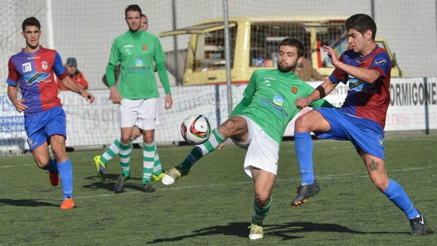 Kike Fanjul disputa el balón ante un jugador del Llanes en el último encuentro del Langreo.