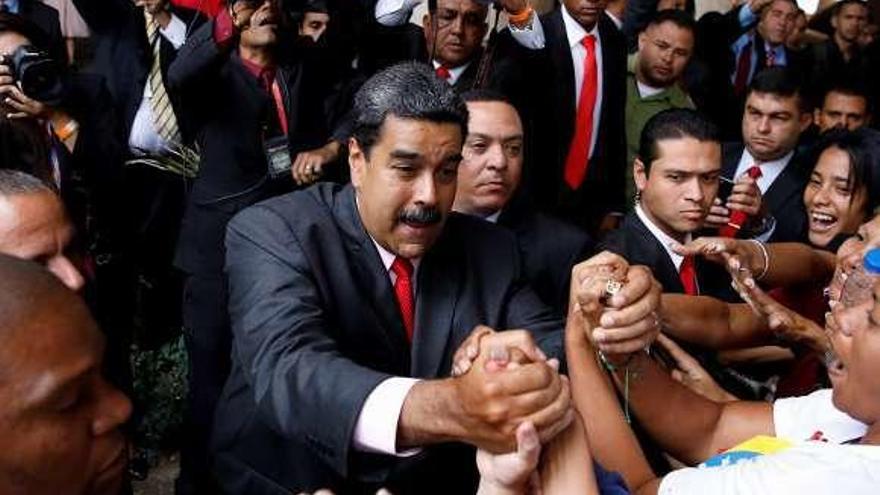 Nicolás Maduro saluda a sus seguidores tras el triunfo. // Reuters