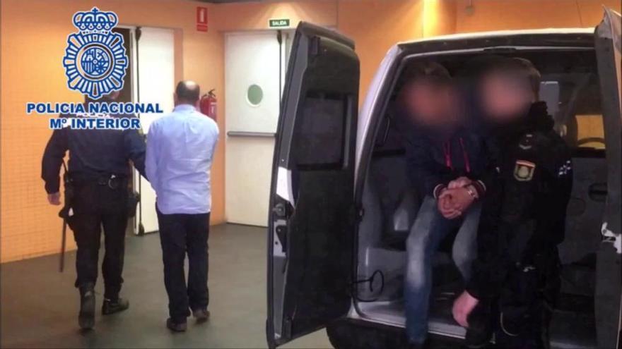 Dos detenidos en Alicante por robar pertenencias en el interior de un coche