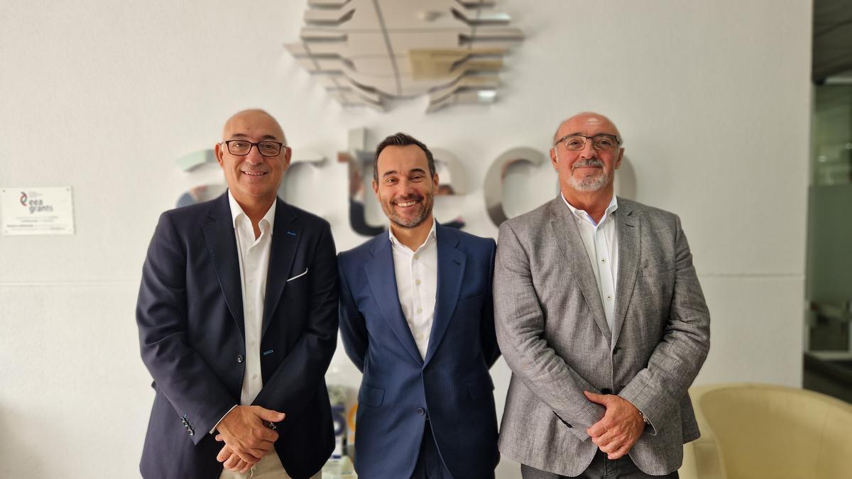 En el centro, Jaime Martín (Repsol), con los socios de Acteco, Jorge Ramis y Juan Manuel Erum.