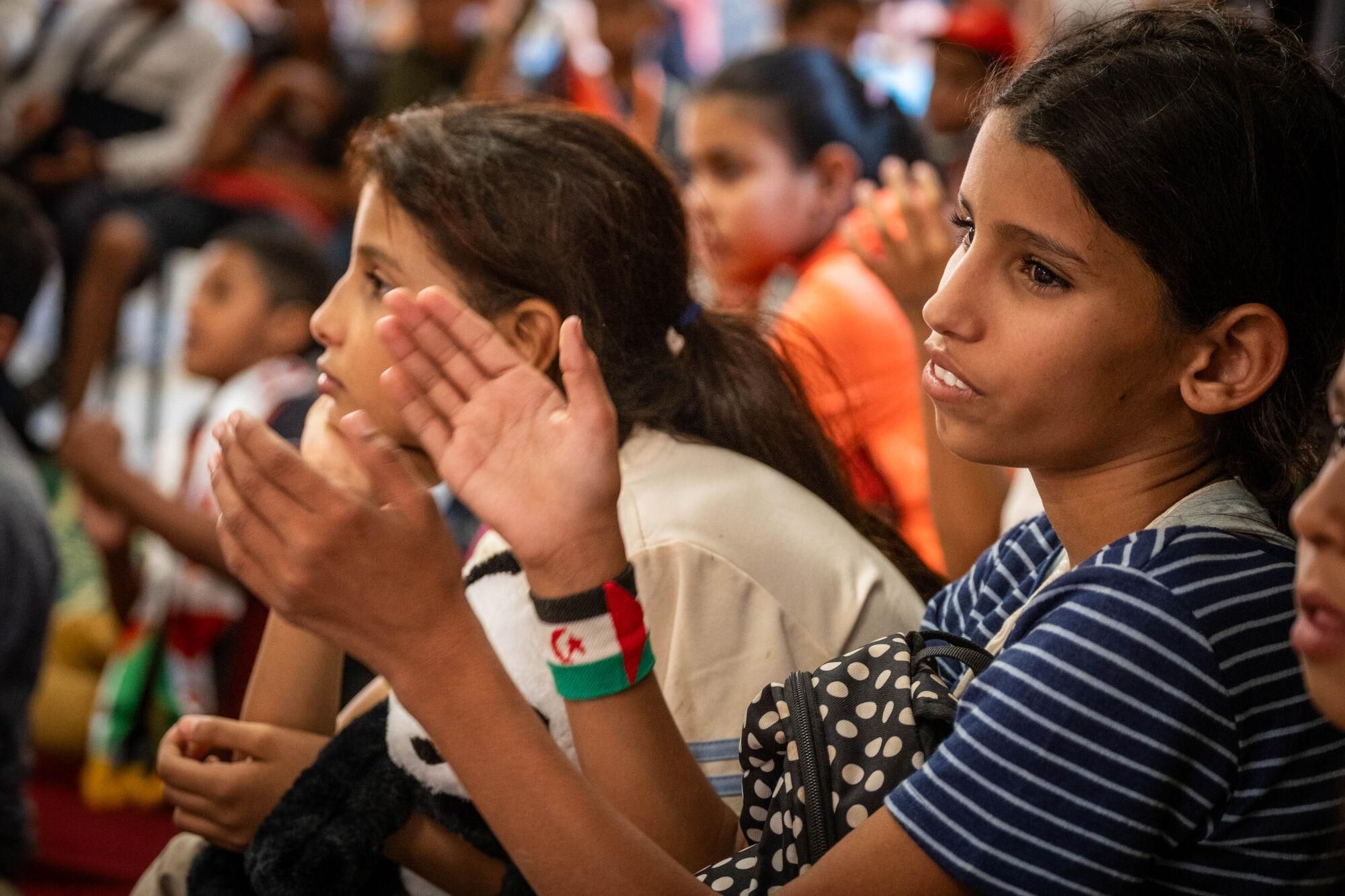 Recepción de los niños de los campamentos saharauis del programa Vacaciones en paz por sus familias de acogida