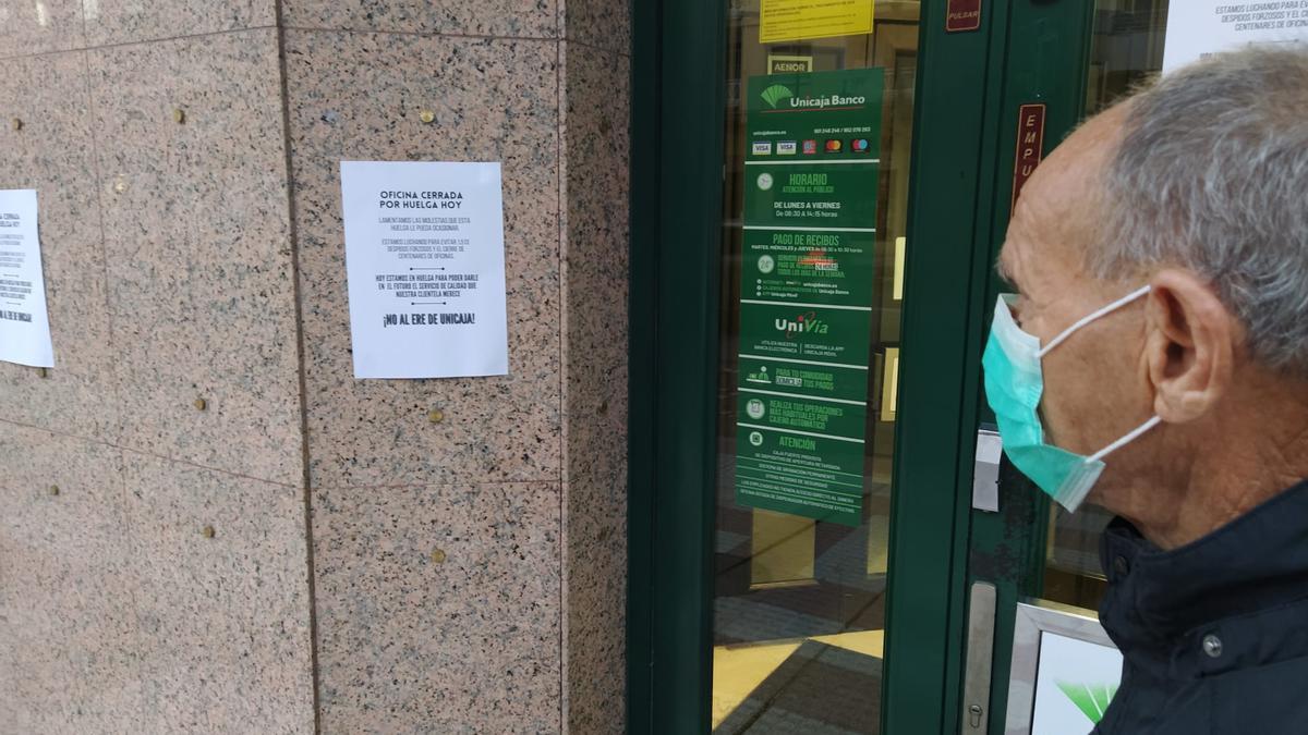 Oficina de Unicaja Banco en Zamora cerrada por huelga.