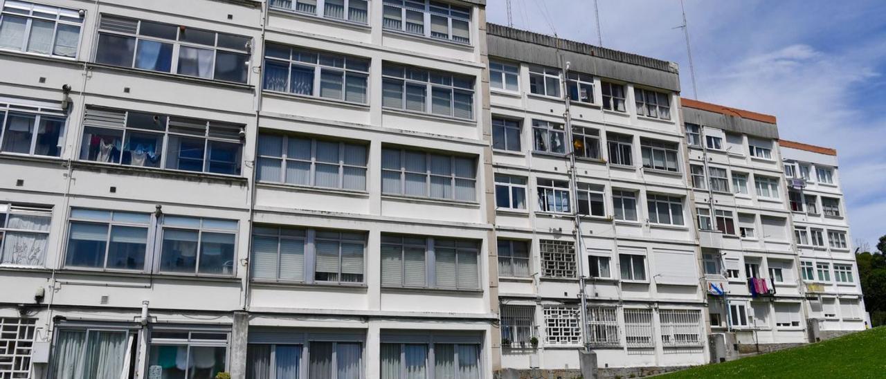 Fachadas en un bloque residencial del Barrio de las Flores. |   // CARLOS PARDELLAS