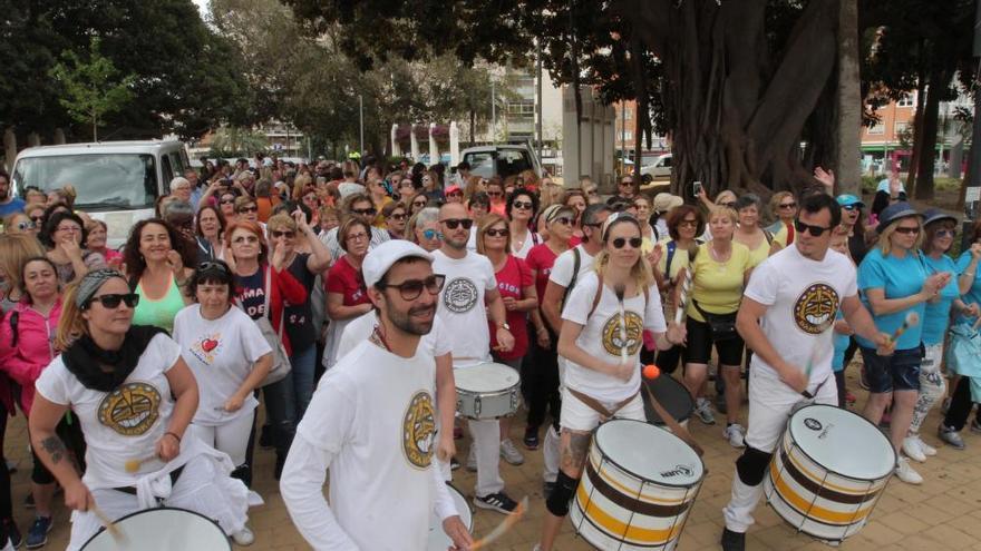 Más de un centenar de personas se suma a la MarchaMujer