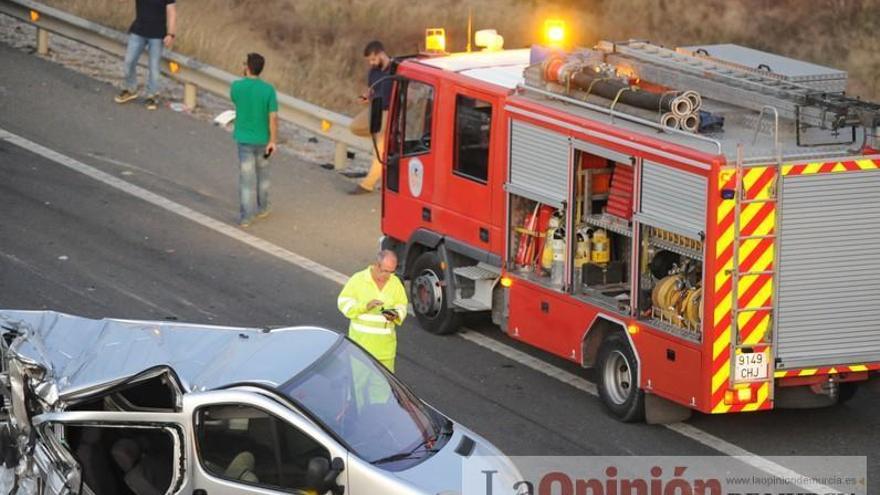 Efectivos de bomberos en el lugar del accidente