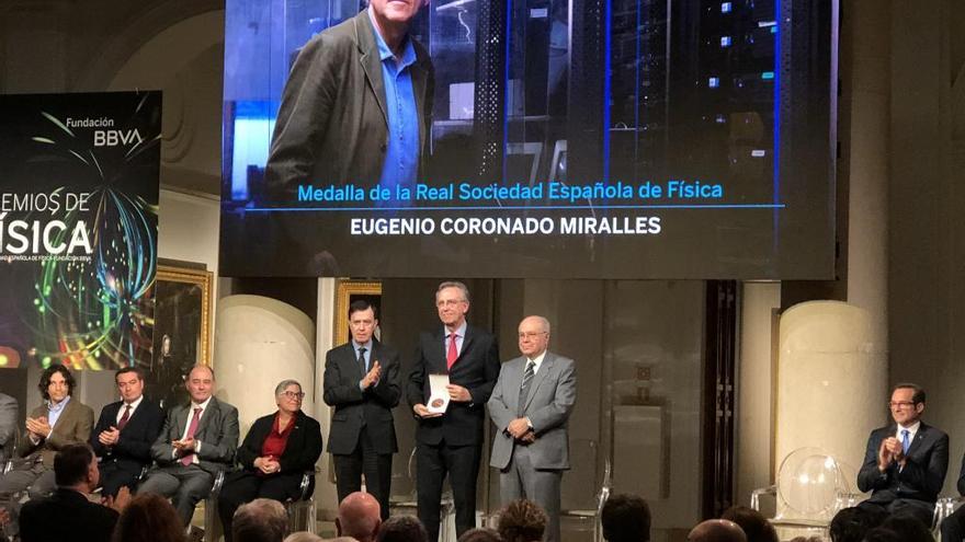 E. Coronado recibe el galardón de la mano de J. A. Azcárraga, en la Fundación BBVA (Madrid).