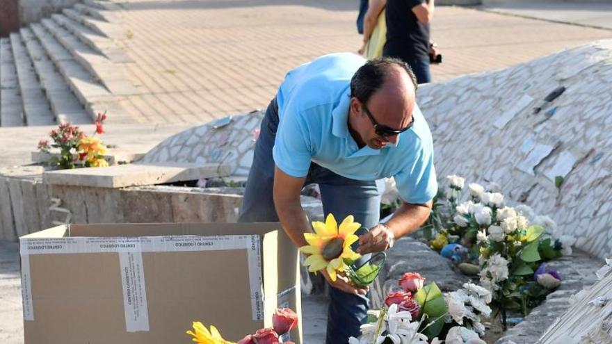 Un hombre recoge los recuerdos depositados en &#039;La Ballena&#039;.