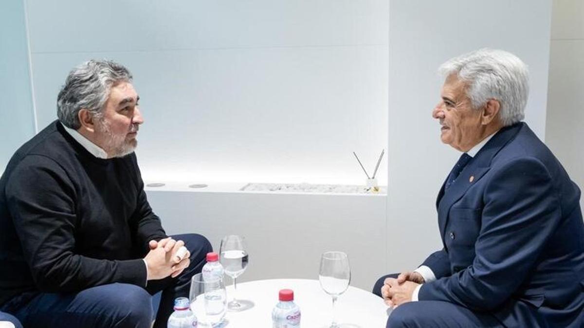 El presidente del CSD, José Manuel Rodríguez Uribes, en una reunión con Pedro Rocha.