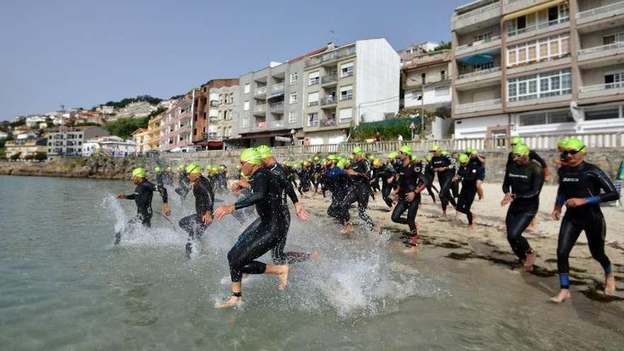 Salida de la prueba absoluta desde la playa de Xiorto. // Gustavo Santos