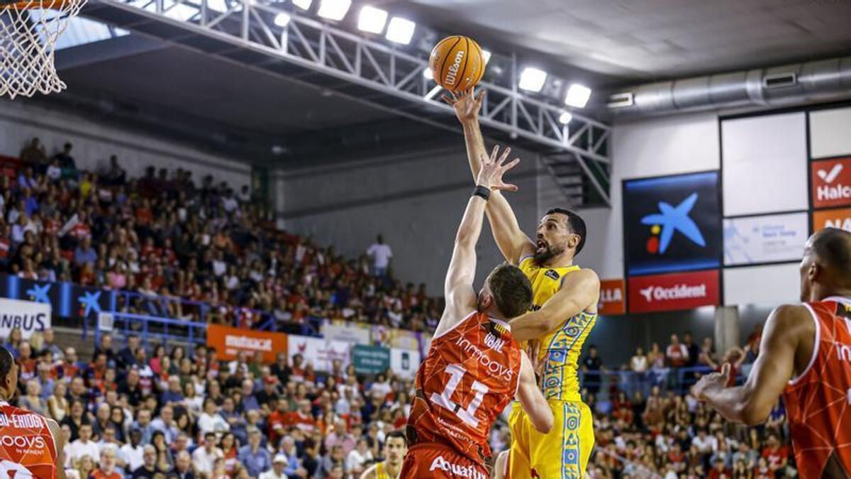 Pierre Pelos es defendido por Ubal en su intento de canasta en el duelo de la primera vuelta en el Nou Congost.