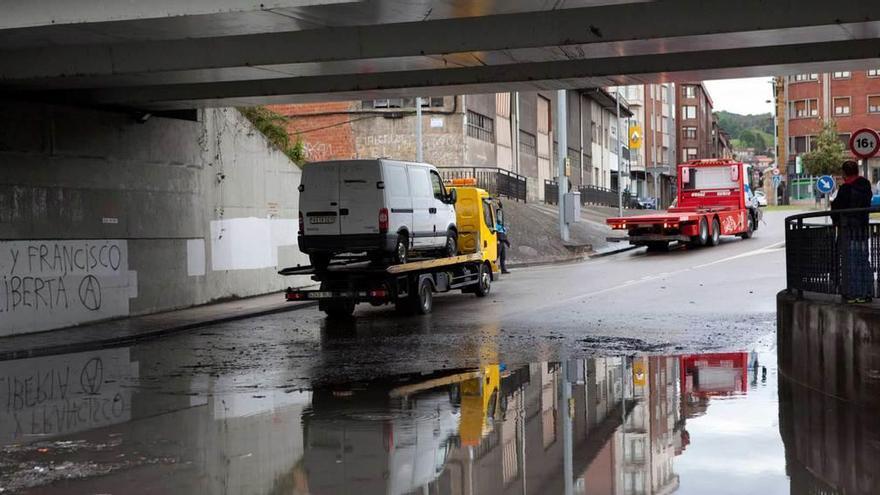 La grúa que quedó atrapada en el paso de Lada, tras poder salir del agua acumulada.