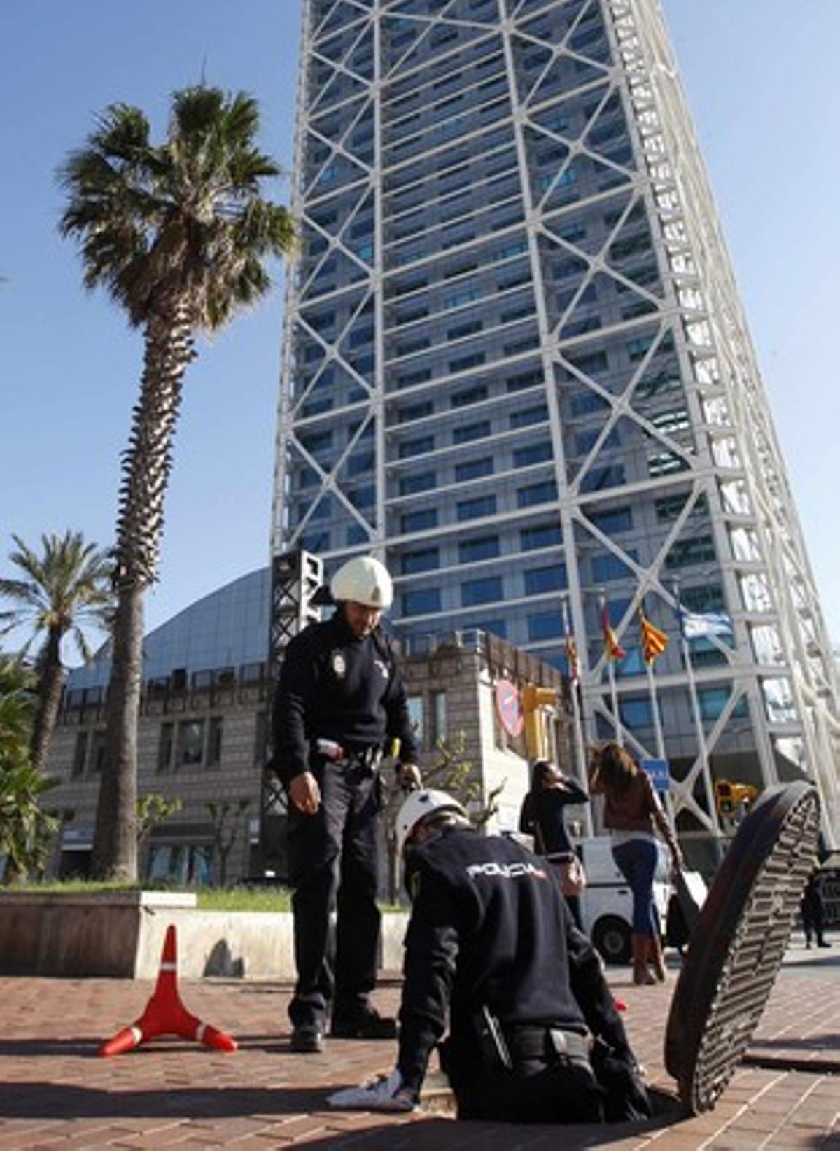 Dos agents finalitzen una ronda de vigilància a la zona on es fa la reunió.