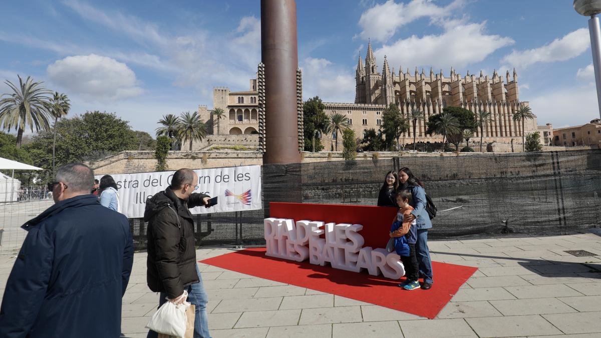 Miles de personas disfrutan de la primera jornada de la Diada de les Illes Balears