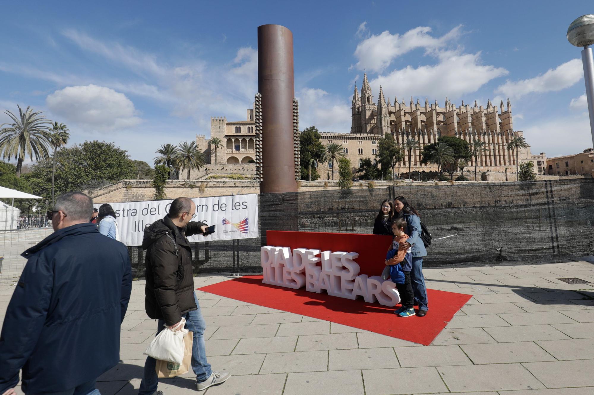 Miles de personas disfrutan de la primera jornada de la Diada de les Illes Balears