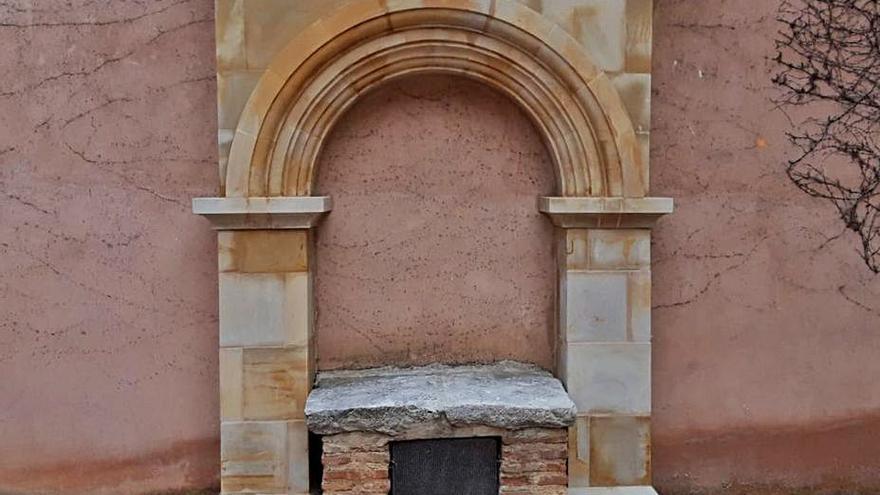 Arco de piedra que ha sido reubicado en un patio del palacio | Cedida