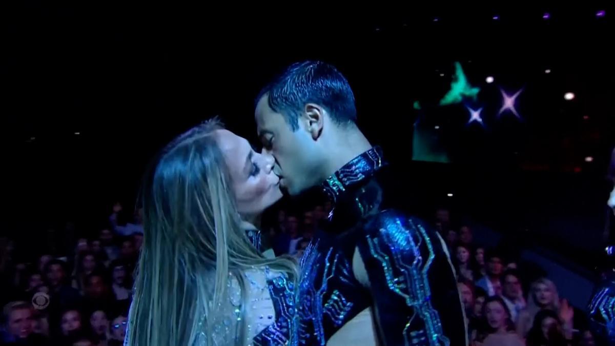 Jennifer Lopez en los AMAs show explosivo con beso incluido a sus bailarines