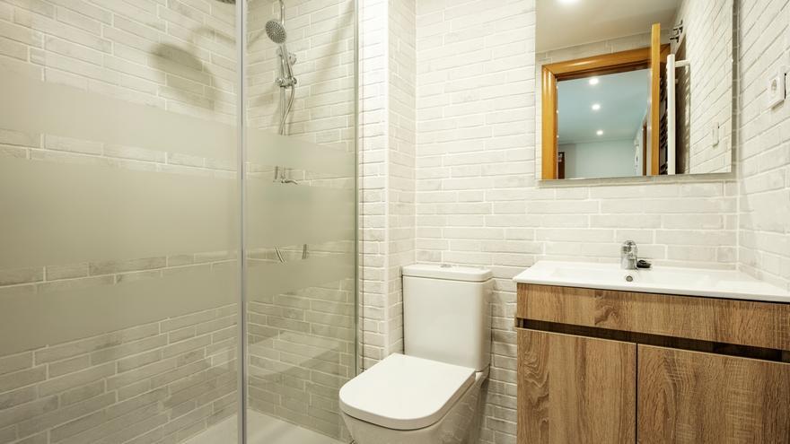 El secreto para dejar la ducha como nueva con un producto muy común en los hogares