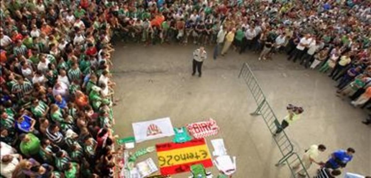 Aficionats del Betis i del Sevilla, reunits al Villamarín com a homenatge a Roqué Aficionats del Betis i del Sevilla, reunits al Villamarín com a homenatge a Roqué