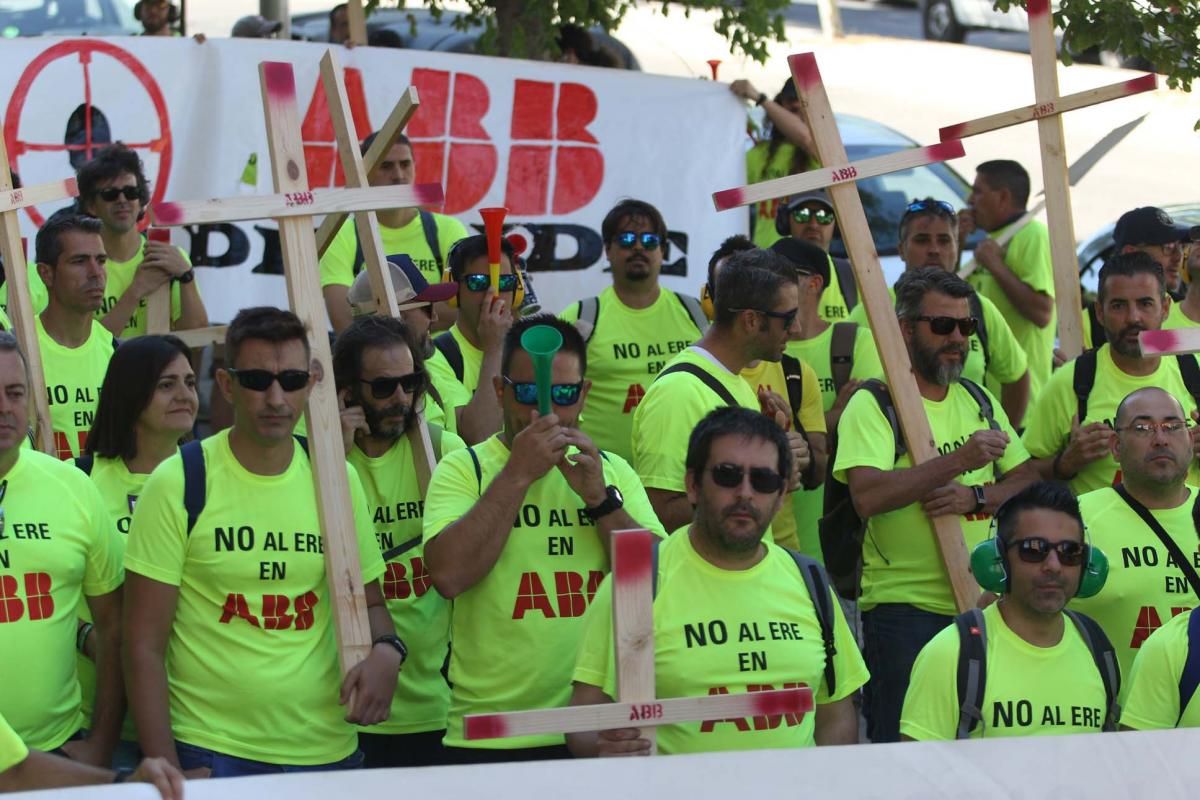 200 trabajadores de ABB Córdoba se manifiestan en la sede de Madrid