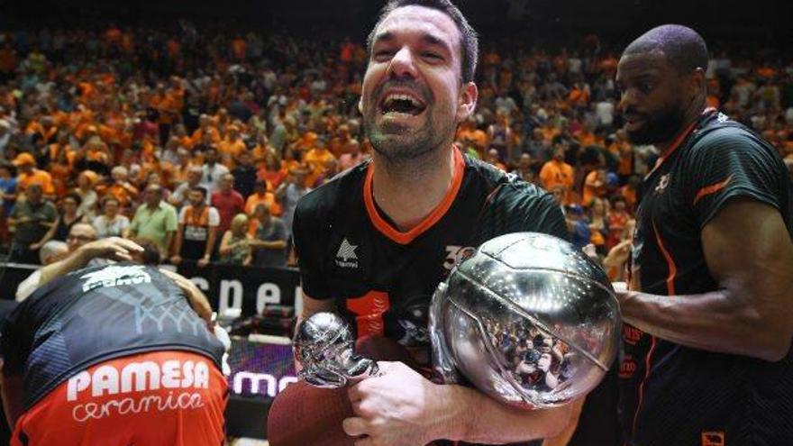 Rafa Martínez, amb el trofeu de la lliga Endesa, després de guanyar-lo