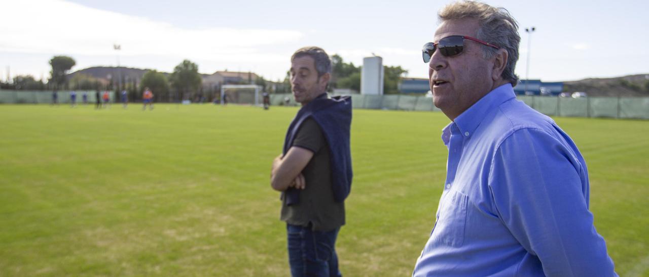 Enrique Ortiz y Carmelo del Pozo observan uno de los entrenamientos del inicio de temporada en Fontcalent.