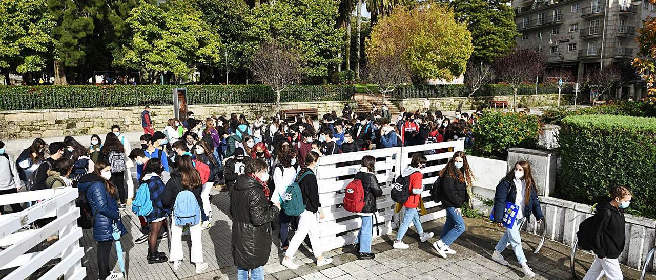 Alumnos de Bachillerato del Sánchez Cantón entrando ayer a las clases presenciales en el centro.   | // G.S.