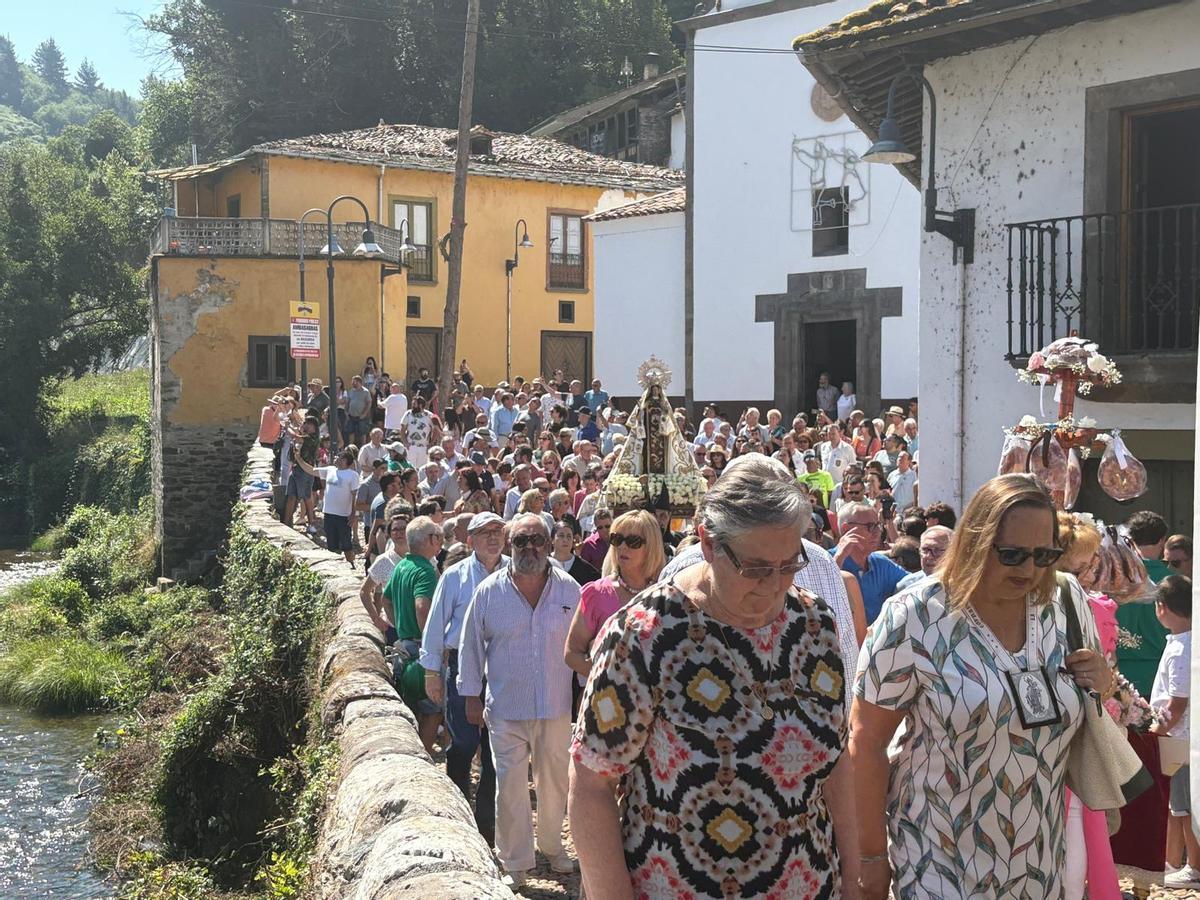 La pólvora acompañó a la primera procesión del Carmen en Cangas del Narcea