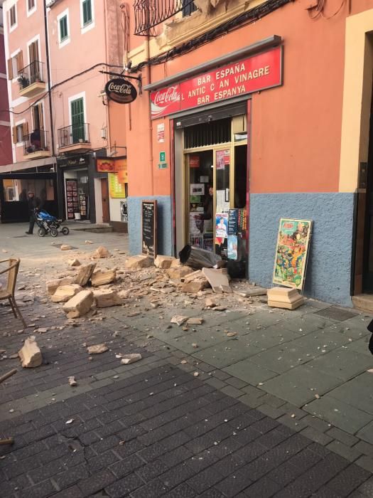 In der Fußgängerzone des Carrer Oms im Zentrum von Palma sind am Dienstagvormittag (14.2.) Steinblöcke dreier Balkone herabgestürzt. Ein 20-jähriger Kellner wurde leicht verletzt.