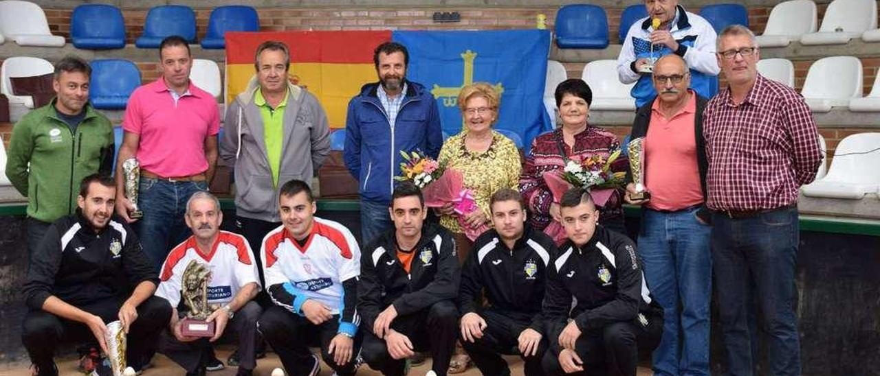 Premiados y organizadores del Torneo &quot;Basora&quot; de Noreña del pasado año.