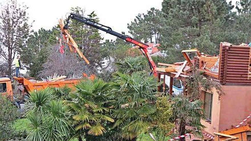 Demolición de un chalé en O Grove.