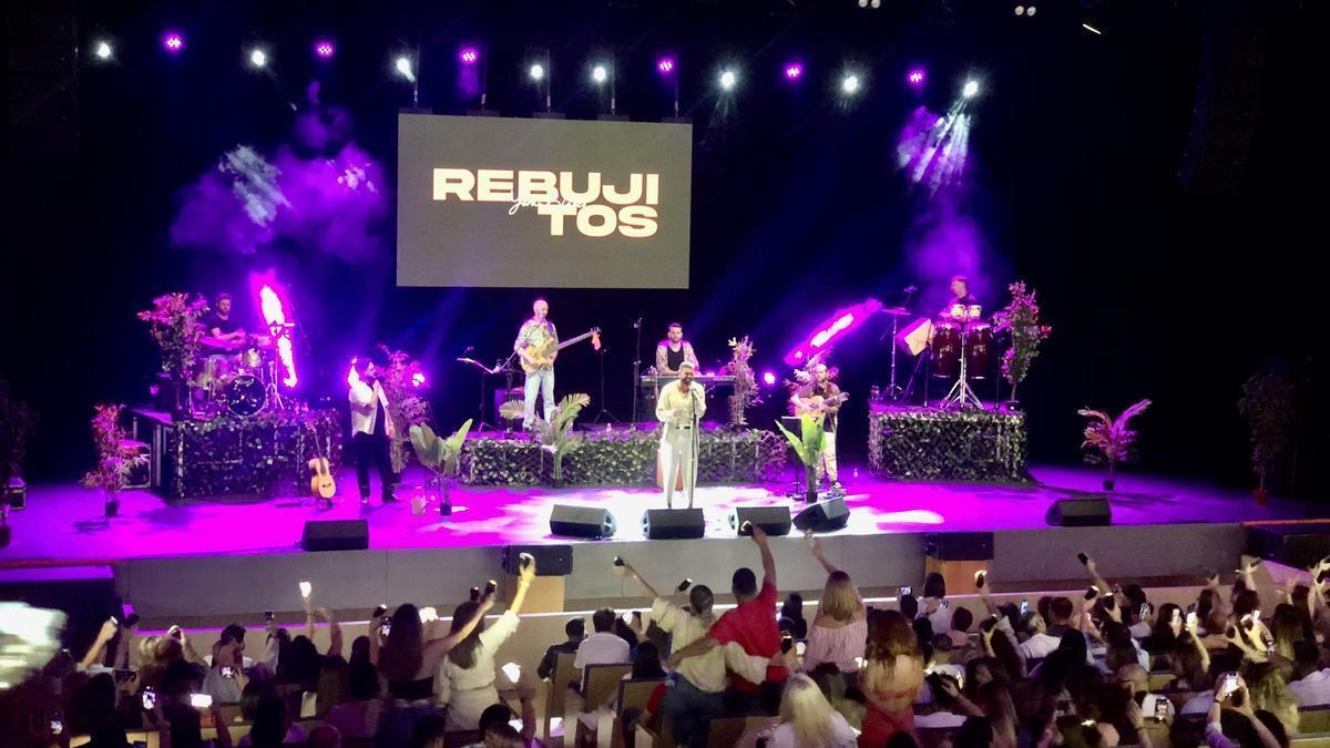 Los Rebujitos cantan 'Todo los besos', este sábado durante su concierto en el Palacion de Congresos de Mérida.