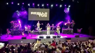 Los Rebujitos cantan 'Todo los besos', este sábado durante su concierto en el Palacion de Congresos de Mérida