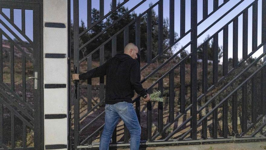Tre settimane di assedio contro un villaggio palestinese: "I soldati mi hanno proibito di passeggiare nel mio cortile mentre i coloni ci camminano liberamente"