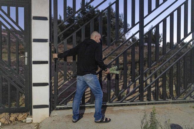 Tres semanas de asedio contra una aldea palestina: "Los soldados me prohibieron pasear por mi patio mientras los colonos caminan por él libremente"