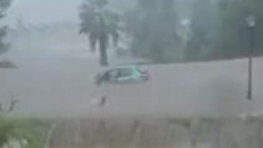 Una mujer sale a nado de su coche arrastrado por la corriente