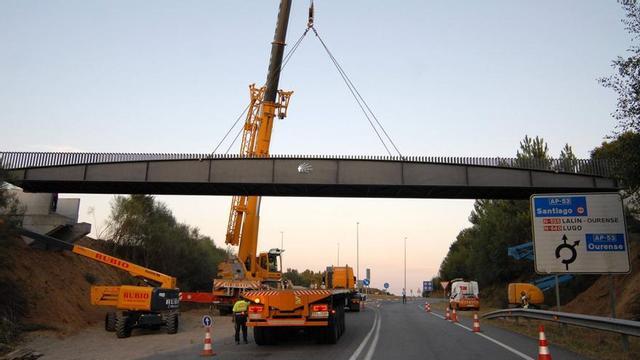 Instalación de la estructura del puente en la N-525, en Lalín, a principios de agosto.