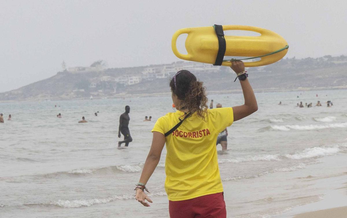 Bandera roja en la playa de San Juan en Alicante: los socorristas obligan a los bañistas a salir del agua por la alerta de viento