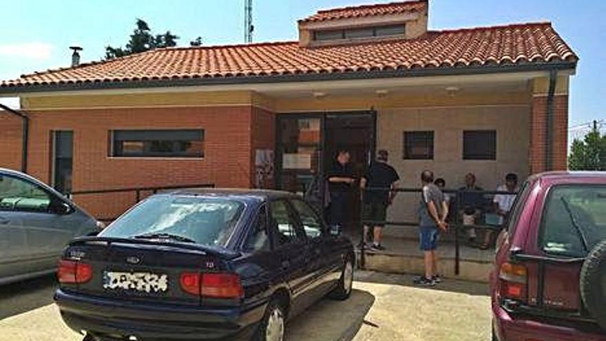 Pacientes a las puertas del consultorio ayer por la mañana. A. G.