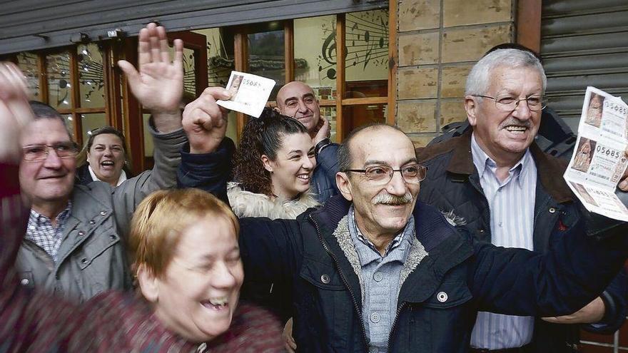 Agraciados con el primer premio en Bilbao.