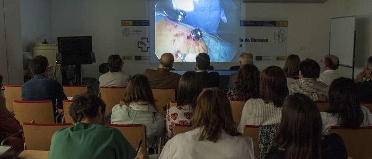 Asistentes a la intervención de cirugía esofagogástrica desde la sala de docencia del CHUO. // Brais Lorenzo