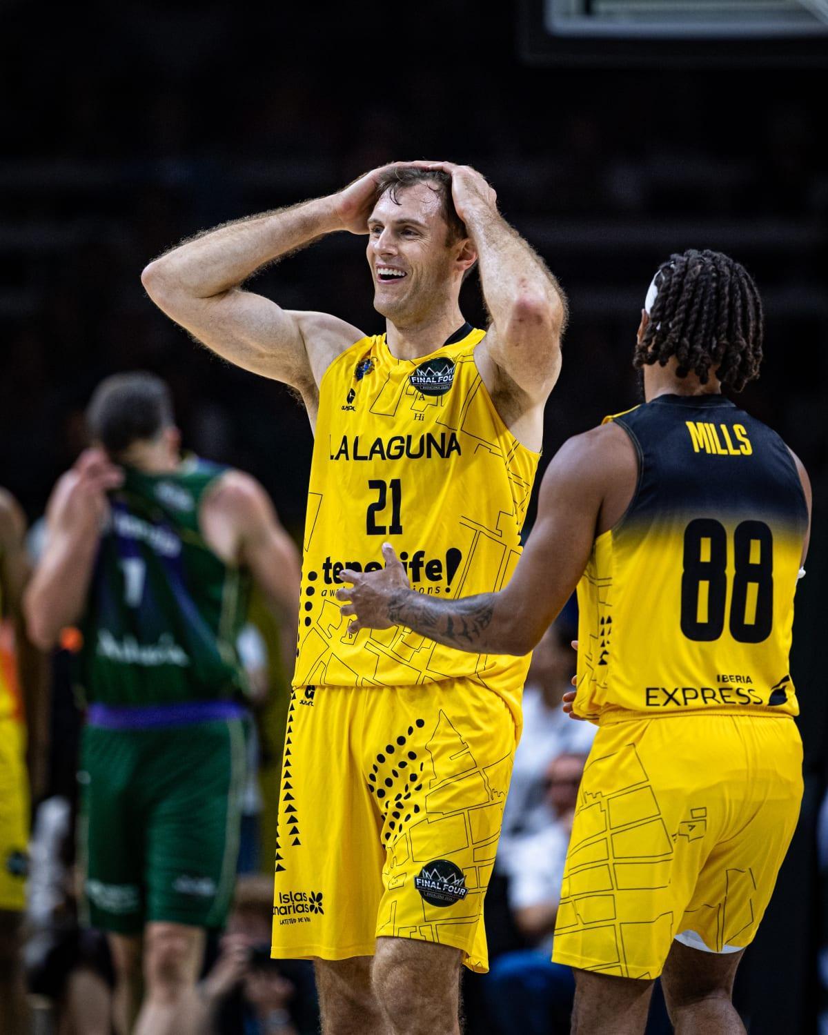 Tim Abromaitis se queja de una acción en el duelo de BCL contra el Unicaja.