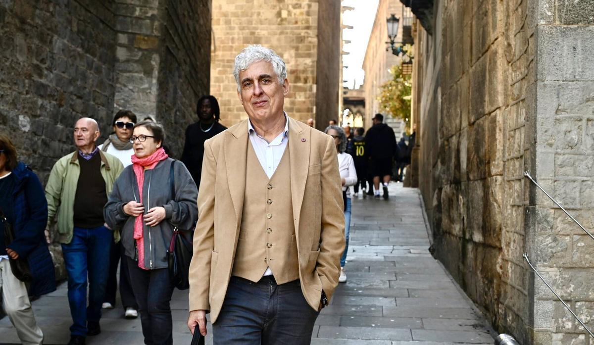El comisionado de Turismo de Barcelona, José Antonio Donaire, en los alrededores de la catedral