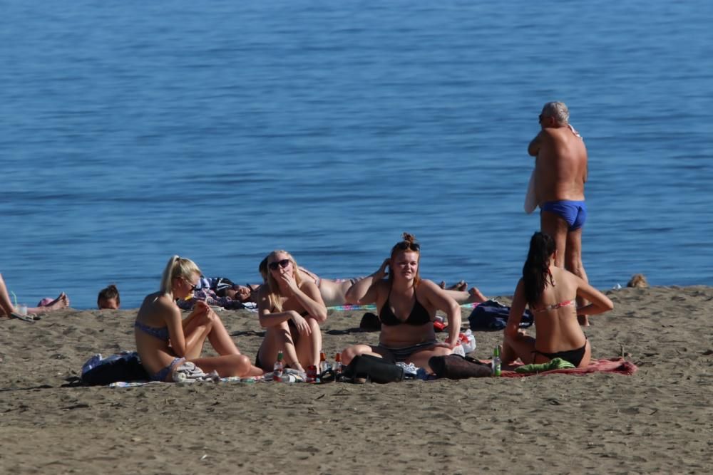 La subida de las temperaturas de los últimos días, que tendrá el sábado sus máximas, ha llevado a muchos malagueños a las playas de la capital.