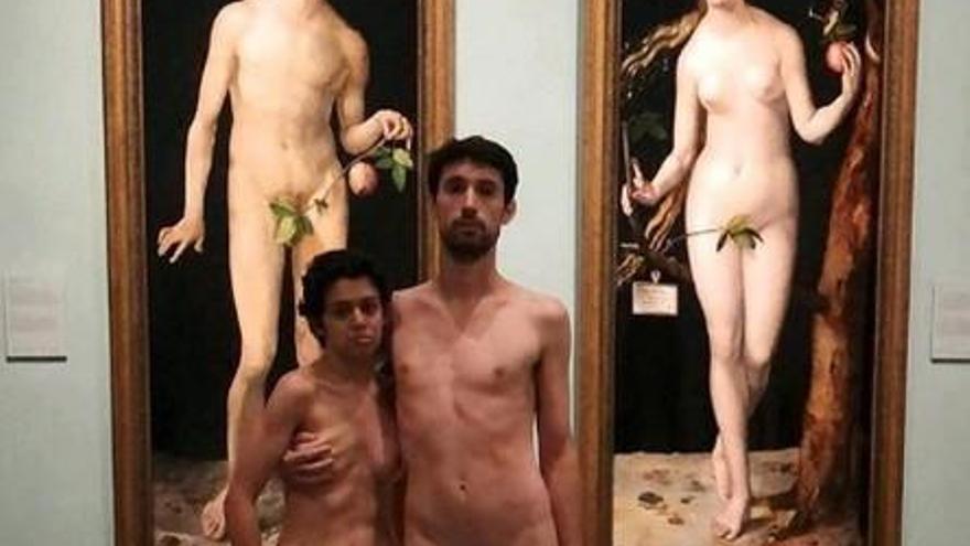Una pareja se desnuda en el Museo del Prado ante los cuadros de Adán y Eva