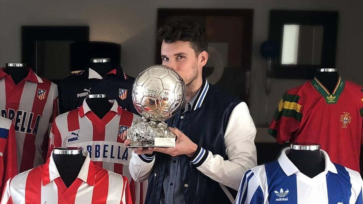 Paulo Futre Jr., con el Balón de Planta que logró su padre en 1987 y mútiples recuerdos de su carrera como jugador del Atlético, Oporto o la selección de Portugal.