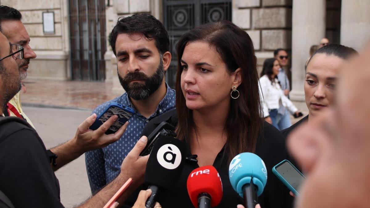 Sandra Gómez atiende a los medios de comunicación en la puerta del Ayuntamiento