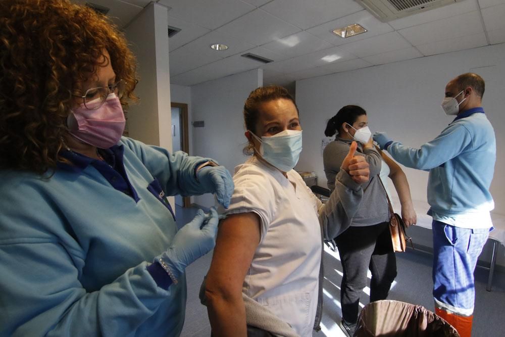 Trabajadoras de ayuda a domicilio reciben las primeras vacunas de AstraZeneca en Córdoba