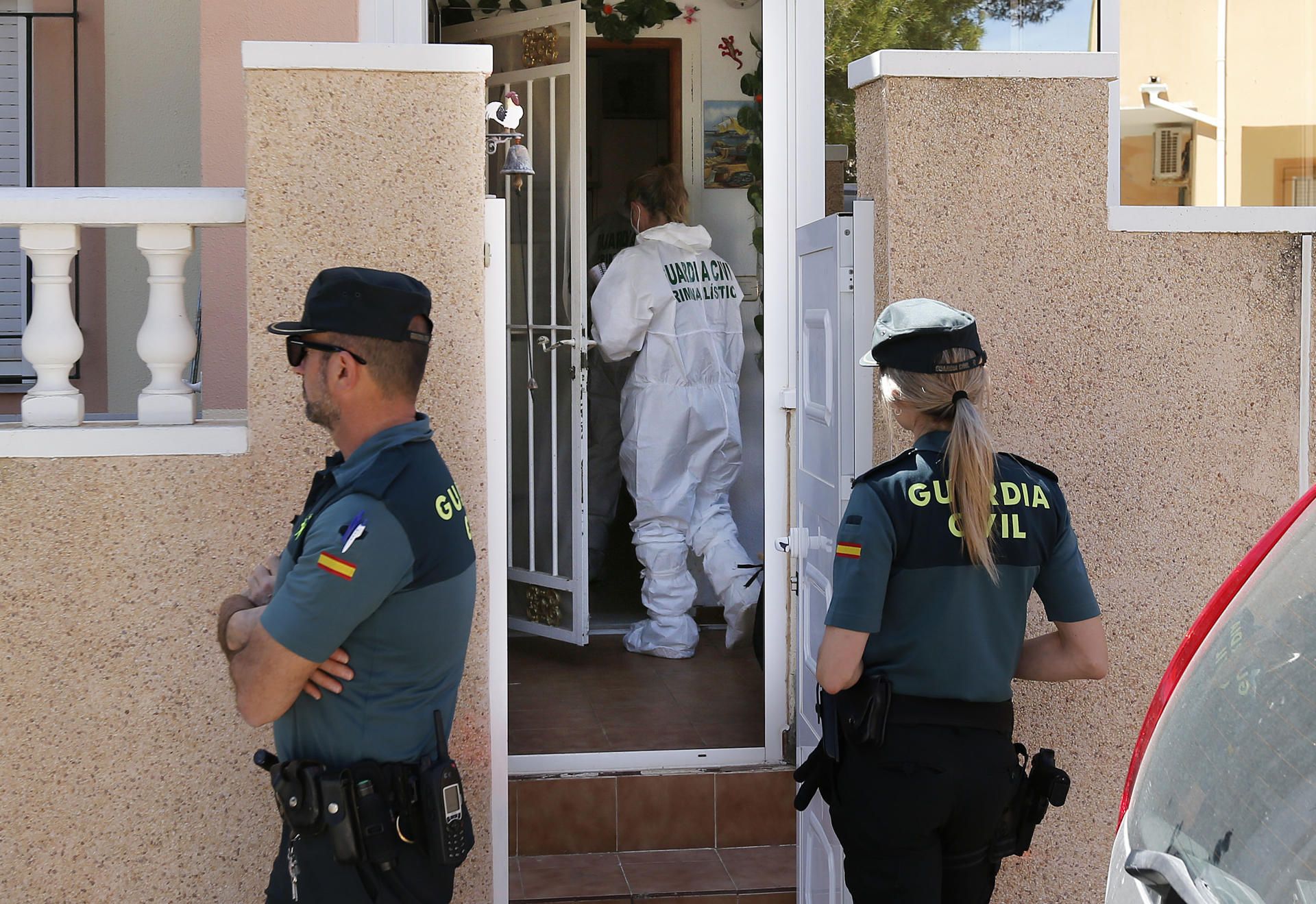 Agentes de la Unidad Científica de la Guardia Civil en el domicilio de la mujer de 63 años asesinada en Orihuela (Alicante) presuntamente por su marido.